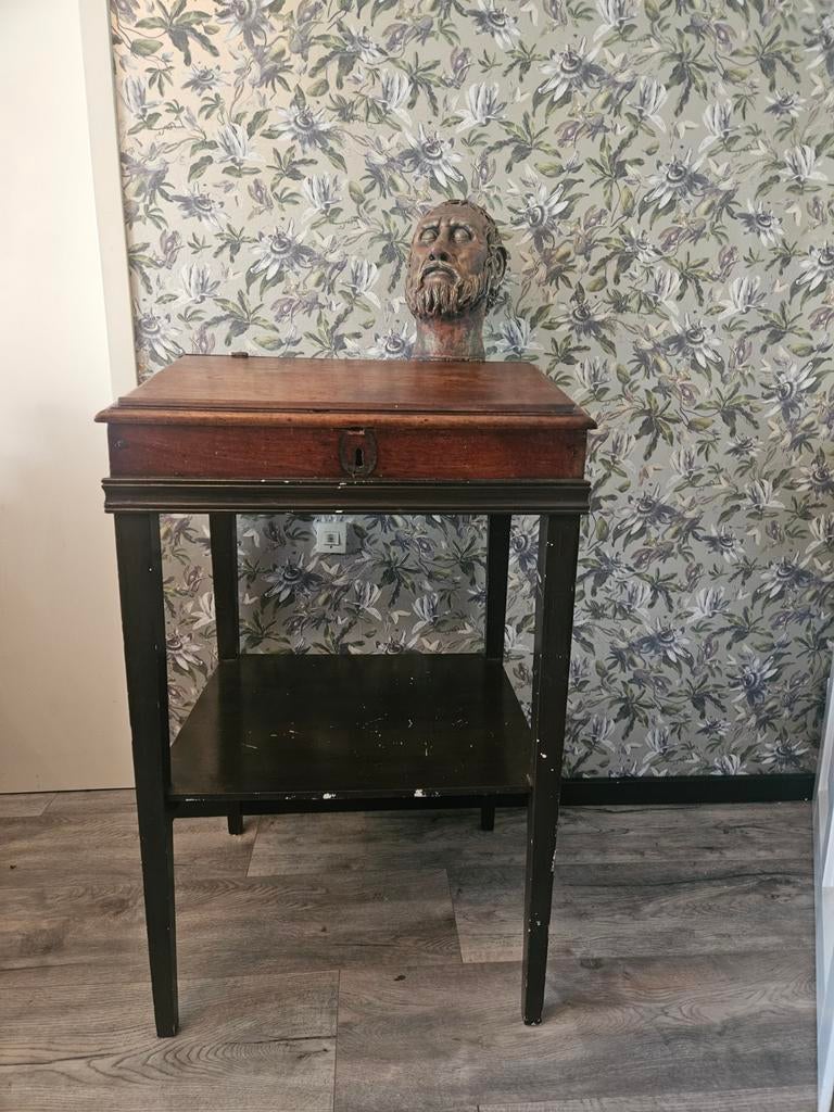 Antiek lessenaar bureau - 61cm breed, Antiek en Kunst, Antiek | Meubels | Tafels, Ophalen of Verzenden