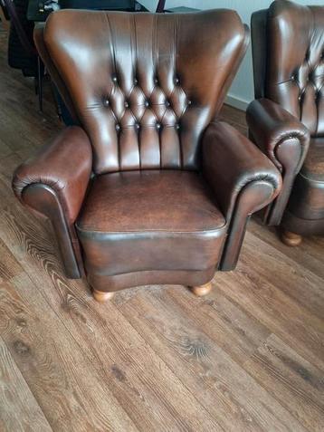 2 leren stoelen  beschikbaar voor biedingen