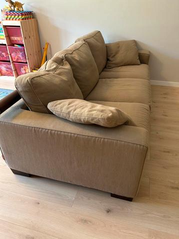 Prachtige beige designbank die ook nog eens heerlikl zit! beschikbaar voor biedingen