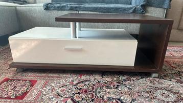Mooie moderne Salontafel beschikbaar voor biedingen