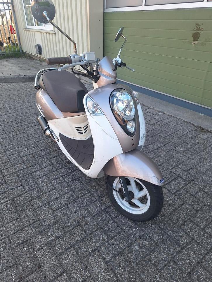 Sym mio, Fietsen en Brommers, Scooters | SYM, Zo goed als nieuw, Mio, Maximaal 25 km/u, Benzine, Ophalen