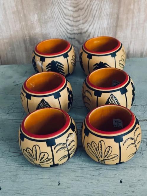 6 houten servetringen. Mooi etnisch motief. Bomen., Huis en Inrichting, Woonaccessoires | Overige, Zo goed als nieuw, Ophalen