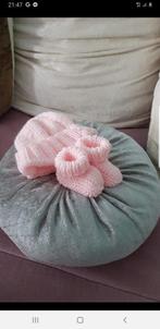 Zelfgebreid roze babymutje met sokjes, Kinderen en Baby's, Babykleding | Petten en Hoeden, Nieuw, Meisje, Verzenden