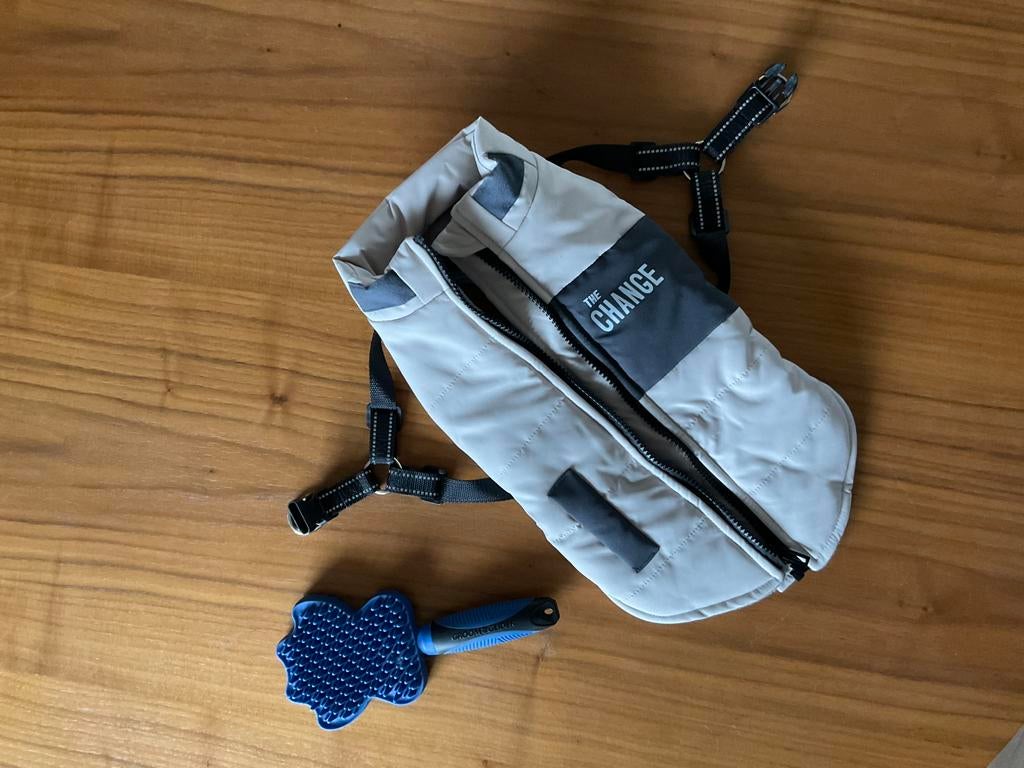 Hondenjasje met gratis borstel, Ophalen of Verzenden, Zo goed als nieuw