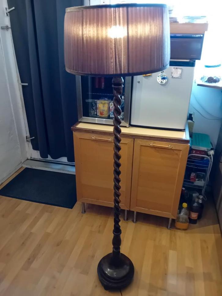 Antieke Staande Schemerlamp Gedraaid Hout, Huis en Inrichting, Lampen | Vloerlampen, Zo goed als nieuw, 150 tot 200 cm, Hout, Stof
