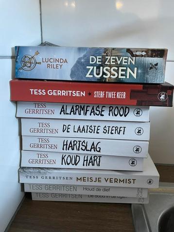 Boeken, 28 stuks, o.a. Tess Gerritsen, Lucinda Riley, etc. beschikbaar voor biedingen