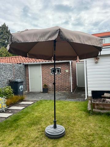 Parasol met voet (verrijdbaar, hoogte verstelbaar) beschikbaar voor biedingen