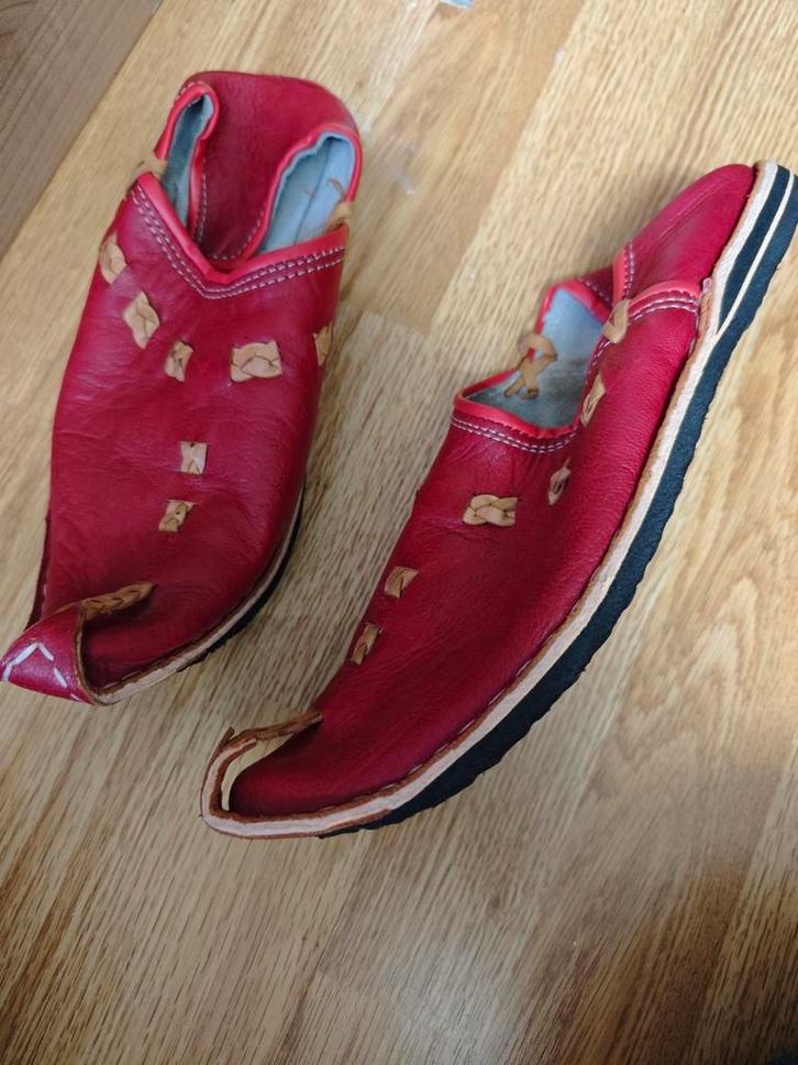 Rode leren oriëntaalse sloffen, Kinderen en Baby's, Kinderkleding | Schoenen en Sokken, Zo goed als nieuw, Jongen of Meisje, Ophalen of Verzenden