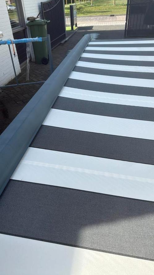 Zonnescherm breed 5 meter uitval 300 electrische, Tuin en Terras, Zonneschermen, Zo goed als nieuw, Knikarmscherm, 300 cm of meer