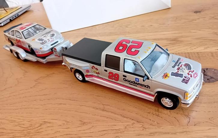 Nascar Chevrolet Dually transporter +  #29Suburban gratis, Hobby en Vrije tijd, Modelauto's | 1:24, Zo goed als nieuw, Auto, Overige merken