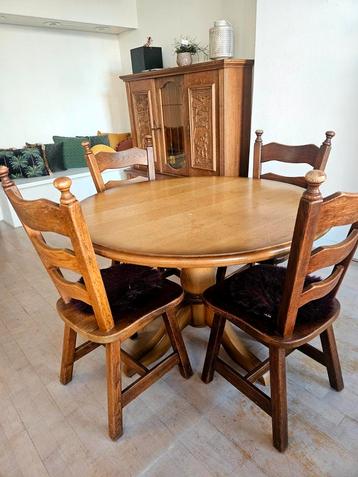 Houten eettafel met 4 stoelen beschikbaar voor biedingen