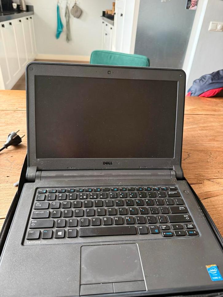 Dell Latitude 3340 Laptop + Hoes, Computers en Software, Windows Laptops, Gebruikt, 13 inch, HDD, Onbekend, 4 GB, Qwerty, Met videokaart