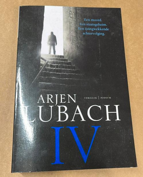 Arjen Lubach - IV, Boeken, Thrillers, Zo goed als nieuw, Nederland, Ophalen of Verzenden