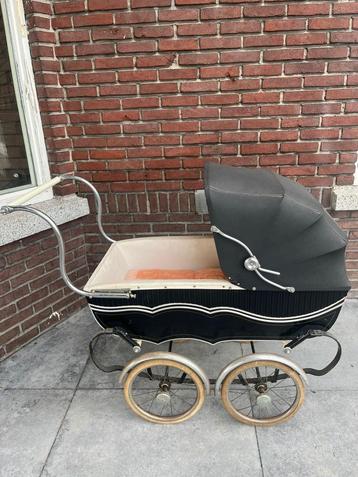 Antieke Kinderwagen beschikbaar voor biedingen