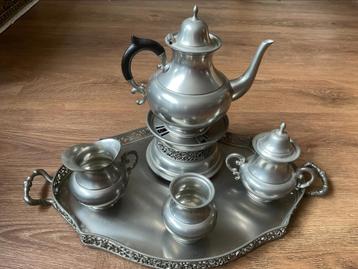 Tiel tinnen servies dienblad en compleet thee koffie servies beschikbaar voor biedingen