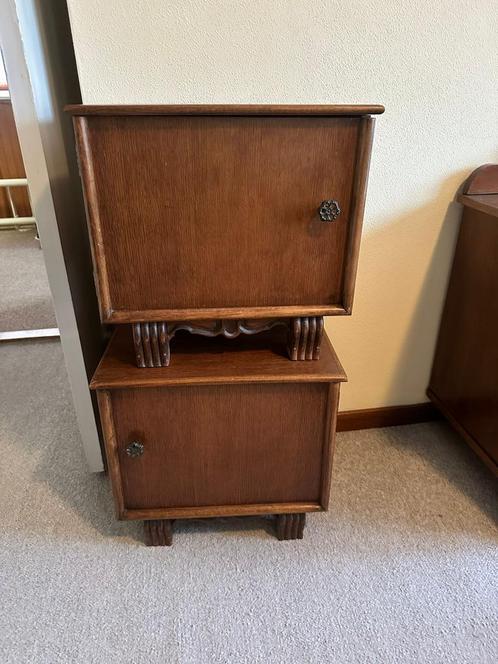 2x Nachtkastje – klassieke uitvoering met pootjes, Huis en Inrichting, Slaapkamer | Nachtkastjes, Zo goed als nieuw, Minder dan 55 cm