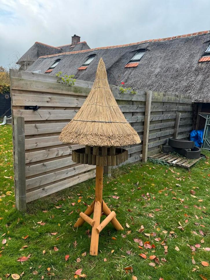 Vogelvoederhuisje met rieten dak, Tuin en Terras, Vogelhuisjes en Vogelbaden, Nieuw, Ophalen