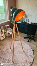Stijlvolle 3-poot Staande Lamp met Warm Licht, Huis en Inrichting, Lampen | Vloerlampen, Ophalen of Verzenden, Zo goed als nieuw