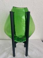 Vintage vaas van gebobbeld groen glas in houder, Minder dan 50 cm, Groen, Glas, Ophalen of Verzenden