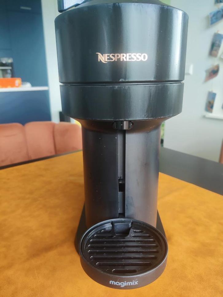 Nespresso: Coffee machine Nespresso Vertuo Next, Witgoed en Apparatuur, Koffiezetapparaten, Zo goed als nieuw, Koffiepads en cups
