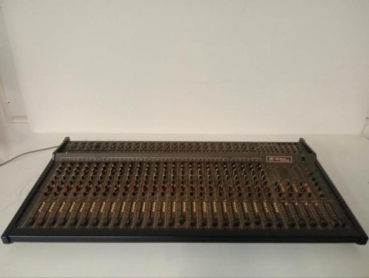 Peavey SRC 421-24 Mengpaneel power mixer, Muziek en Instrumenten, Mengpanelen, Gebruikt, 20 kanalen of meer, Microfooningang, Ophalen of Verzenden