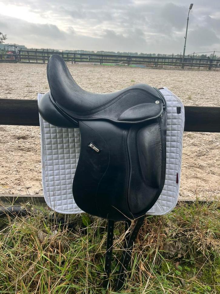 Luxe Anatomica zadel uit de sports-line. Suede bovenkant., Dieren en Toebehoren, Paarden en Pony's | Zadels, Zo goed als nieuw