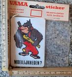 Vintage sticker Vama strip moeilijkheden aap rode overall, Ophalen of Verzenden, Zo goed als nieuw