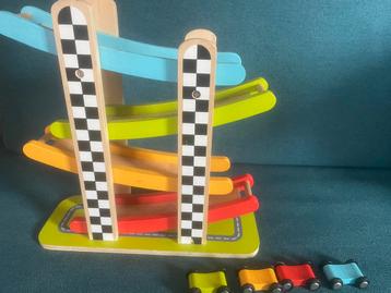 Raceban hout beschikbaar voor biedingen