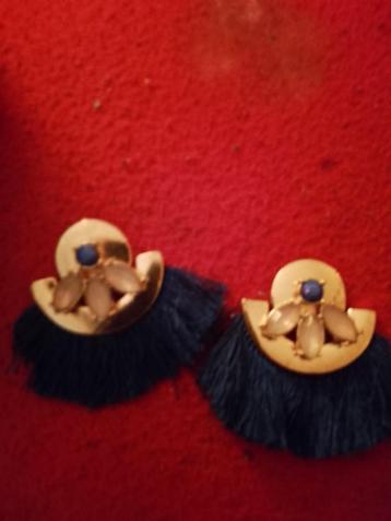 Elegante oorbellen met kwastjes beschikbaar voor biedingen