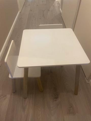 Kindertafeltje met 2 stoeltjes beschikbaar voor biedingen