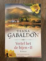 Vertel het de bijen II - Diana Gabaldon - Deel 9 Reiziger-, Ophalen of Verzenden, Gelezen, Nederland
