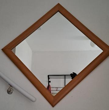 Spiegel vierkant i.z.g.st. beschikbaar voor biedingen