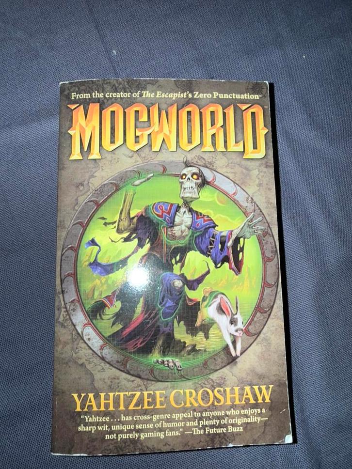 Mogworld - Yahtzee Croshaw, Boeken, Fantasy, Gelezen, Ophalen of Verzenden