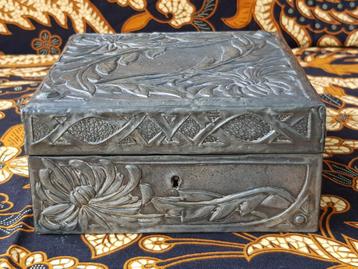 Mooi origineel Art Nouveau kistje van hout en tin 16-16 cm. beschikbaar voor biedingen