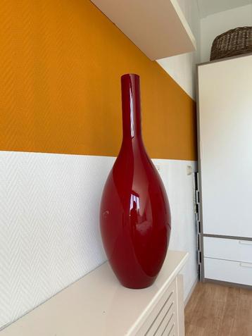 Design vaas rood kunstof beschikbaar voor biedingen