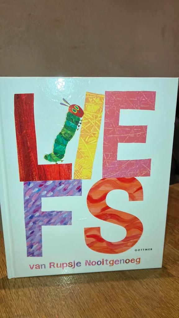 KR-7 Eric Carle Liefs van rupsje nooitgenoeg, Boeken, Prentenboeken en Plaatjesalbums, Zo goed als nieuw, Ophalen of Verzenden