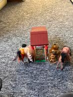 Een barbie paardenstal met vier paardjes, Ophalen of Verzenden, Zo goed als nieuw, Meisje
