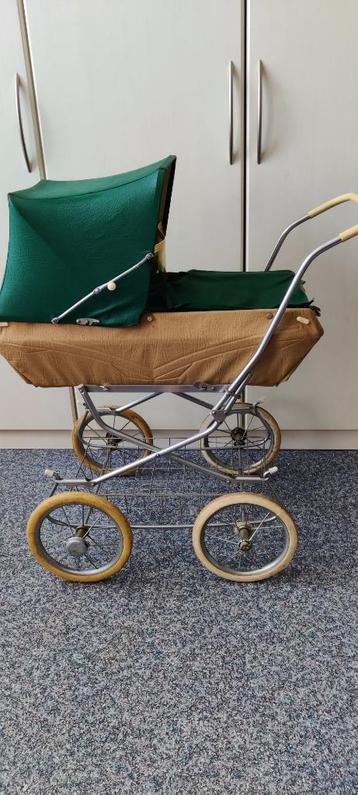 grote vintage poppenwagen beschikbaar voor biedingen