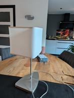 Witte staande schemerlamp met zilverkleurige poot, Huis en Inrichting, Lampen | Tafellampen, Ophalen, Minder dan 50 cm