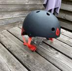 Mooie zwart/rode stuntstep helm, Ophalen of Verzenden, Zo goed als nieuw