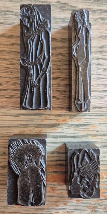 4 antieke zware ijzeren boek druk blokken (stempels).   beschikbaar voor biedingen