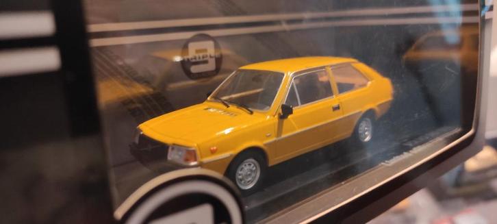 Volvo 343 geel 1976 1:43 in vitrinedoosje, Triple 9 ., Hobby en Vrije tijd, Modelauto's | 1:43, Nieuw, Auto, Overige merken, Ophalen of Verzenden