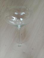 heel Groot Glas op Voet diam 31 hoog 40  Bloemstuk/Kerstdorp, Huis en Inrichting, Woonaccessoires | Vazen, Ophalen, Overige kleuren