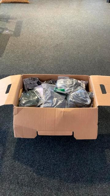 Partij kleding nieuw in de verpakking  beschikbaar voor biedingen