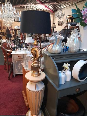Antieke tafel lamp ca 65 cm hoog uit knudt beschikbaar voor biedingen