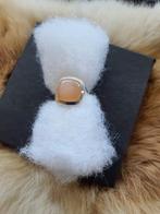 Echt zilveren ring van roze maansteen, peach moonstone, Ophalen of Verzenden, Zo goed als nieuw, 17 tot 18, Dame