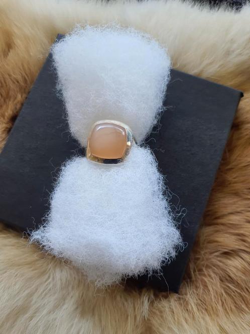 Echt zilveren ring van roze maansteen, peach moonstone, Sieraden, Tassen en Uiterlijk, Ringen, Zo goed als nieuw, Dame, 17 tot 18