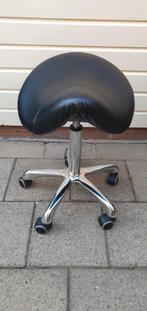 2x Tabouret, diverse pedicure items, 2x werktafel, etc, Ophalen