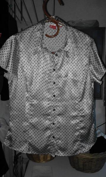Zilverglans blouse met zwarte stippen. 3,00 Maat 38 beschikbaar voor biedingen