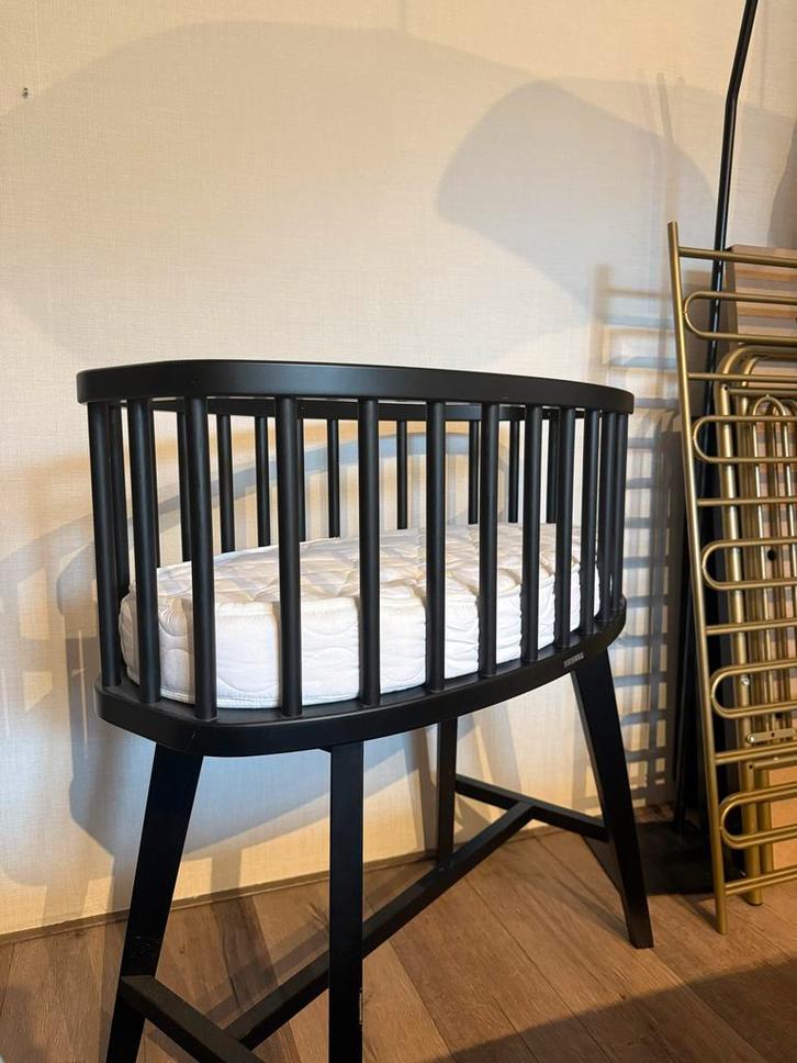 Kidsmill Lars Wieg zwart + Matrasje, Kinderen en Baby's, Babywiegjes en Ledikanten, Gebruikt, Wieg, Ophalen of Verzenden